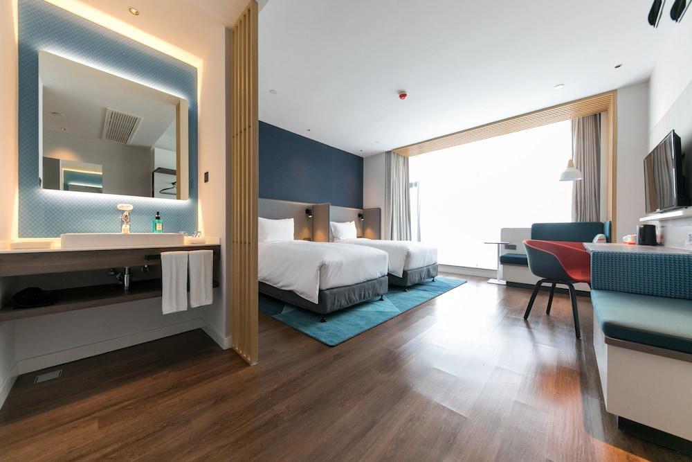 Holiday Inn Express Shanghai Tangzhen By Ihg - 20 Mins To Disney Land Exterior photo